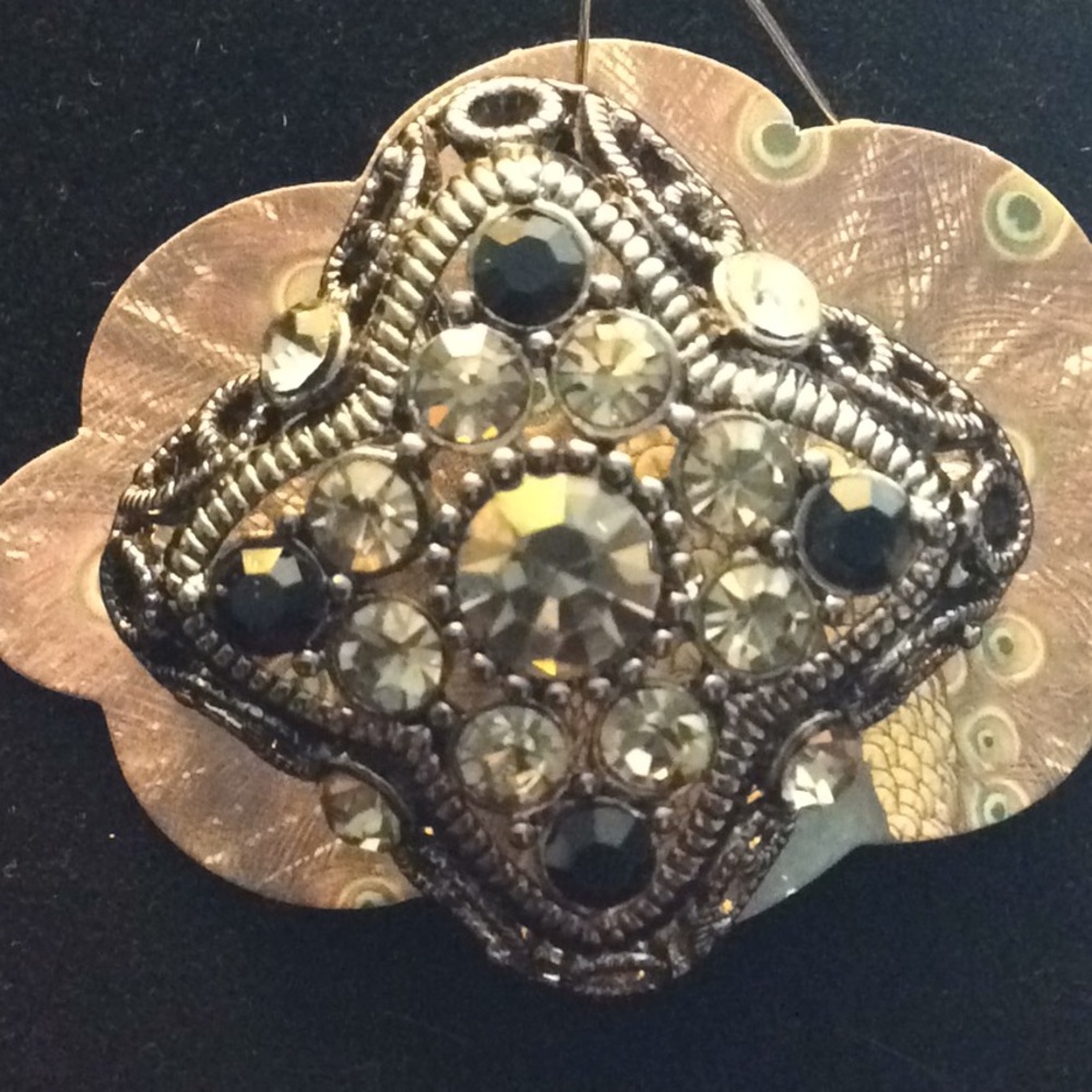 NWOT vintage inspired brooch